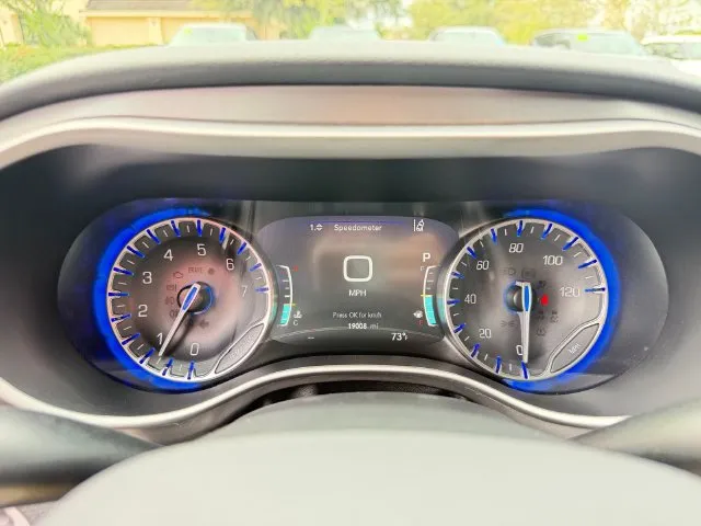 Chrysler Pacifica photo 11