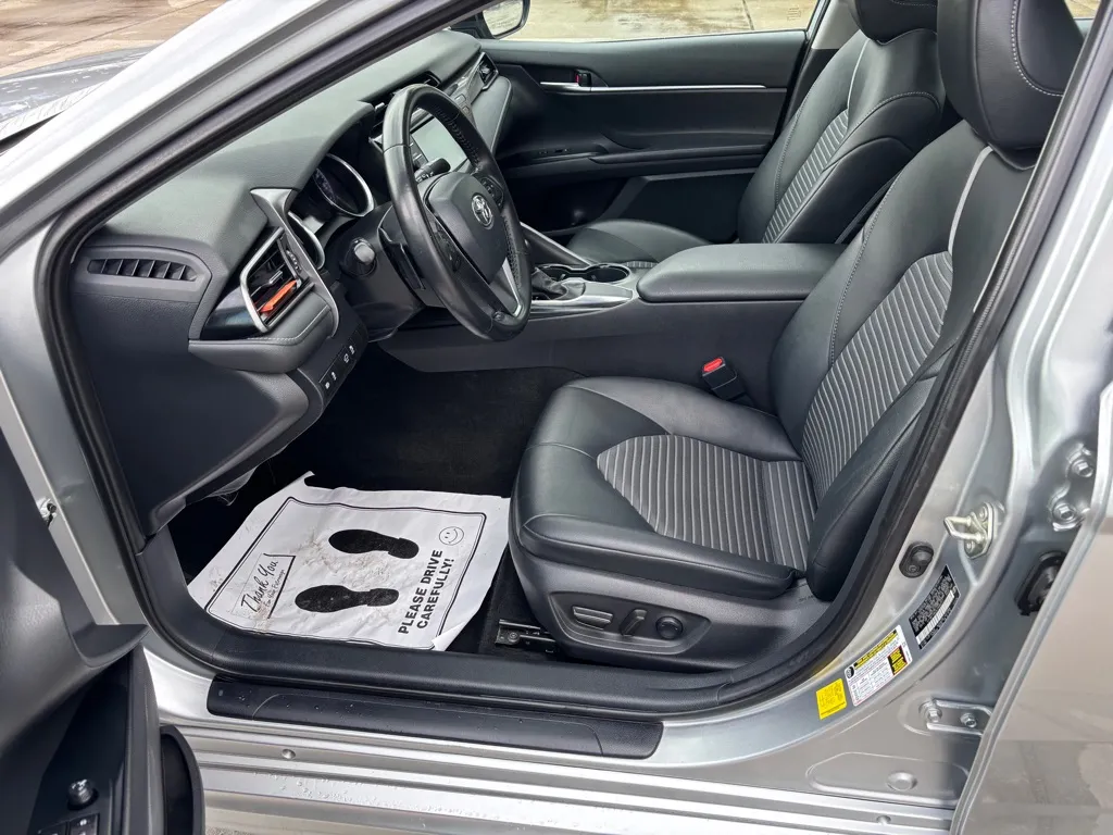 2020 Toyota Camry SE - Photo 17