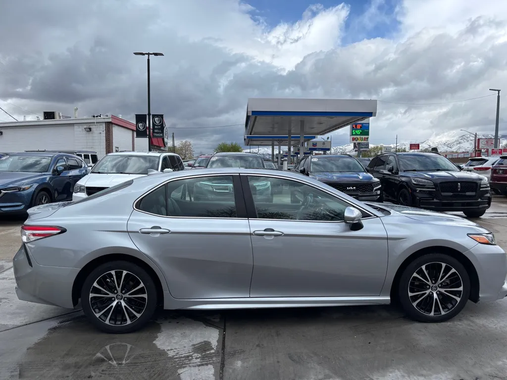 2020 Toyota Camry SE - Photo 9