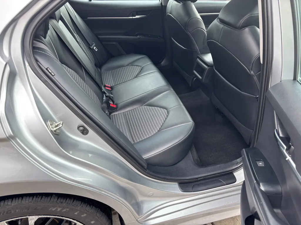 2020 Toyota Camry SE - Photo 12