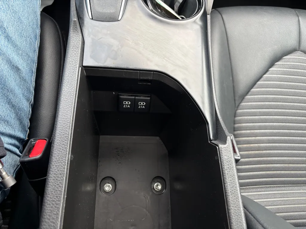 2020 Toyota Camry SE - Photo 28
