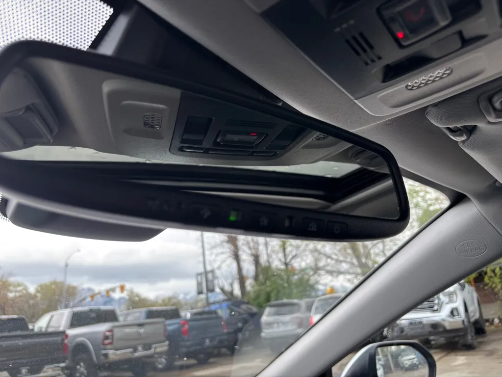 2020 Toyota Camry SE - Photo 32