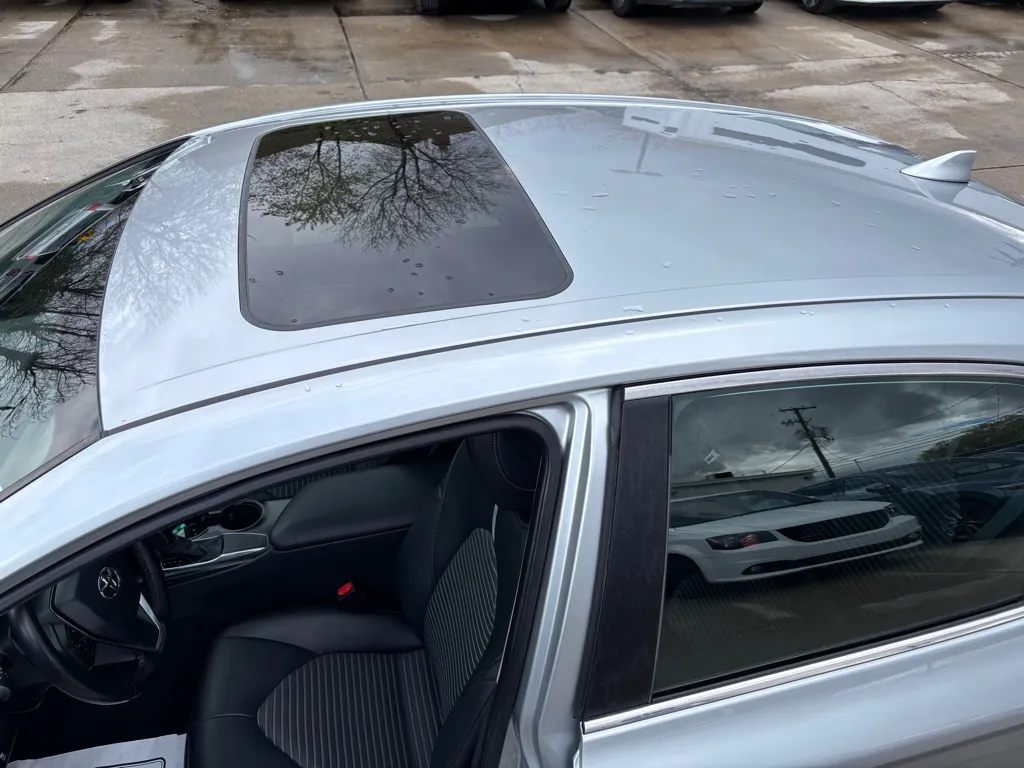 2020 Toyota Camry SE - Photo 18