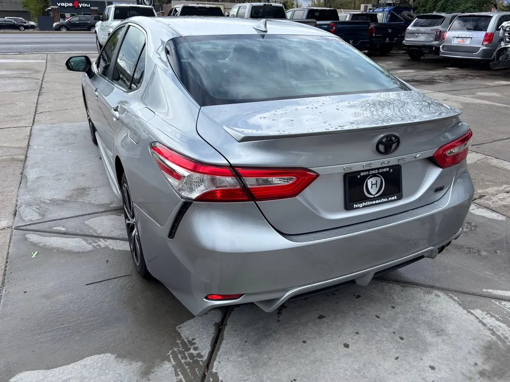 2020 Toyota Camry SE - Photo 6