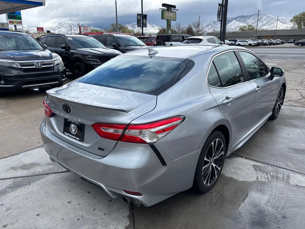 2020 Toyota Camry SE - Photo 8