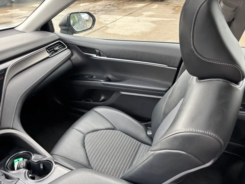2020 Toyota Camry SE - Photo 16