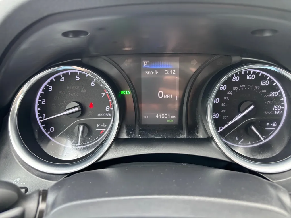2020 Toyota Camry SE - Photo 24