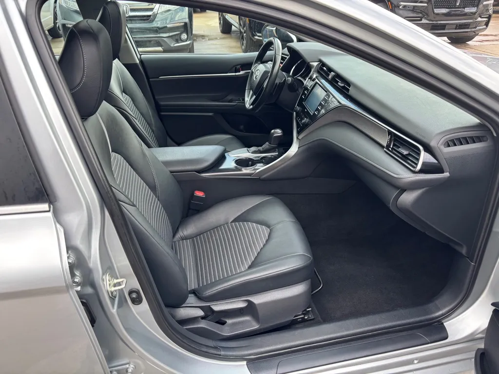 2020 Toyota Camry SE - Photo 10