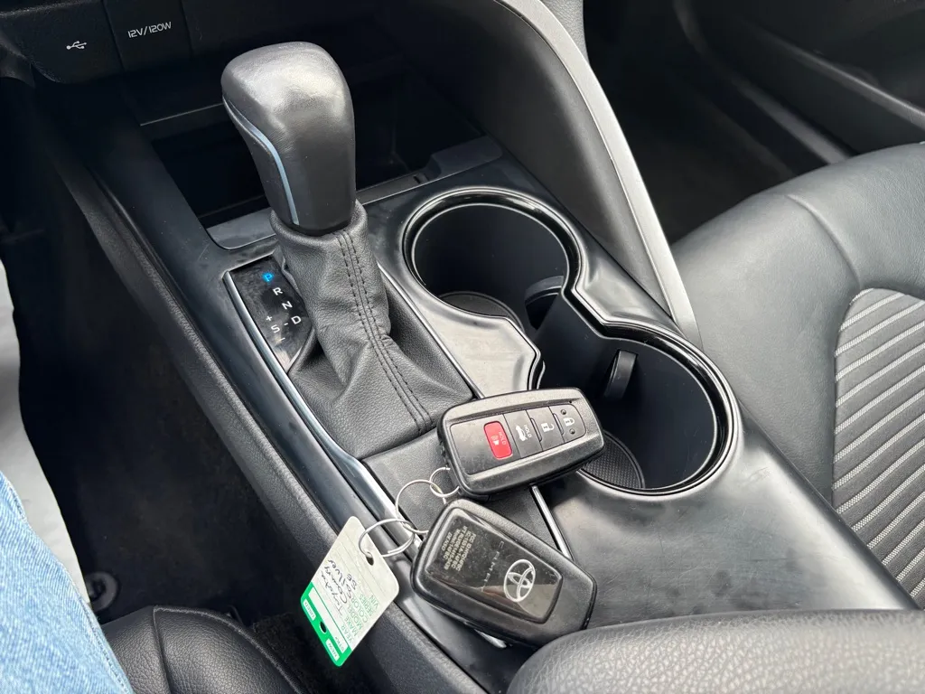 2020 Toyota Camry SE - Photo 26