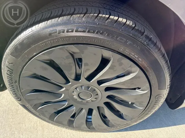Tesla Model Y photo 46