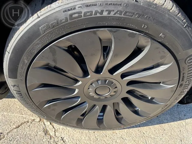 Tesla Model Y photo 44