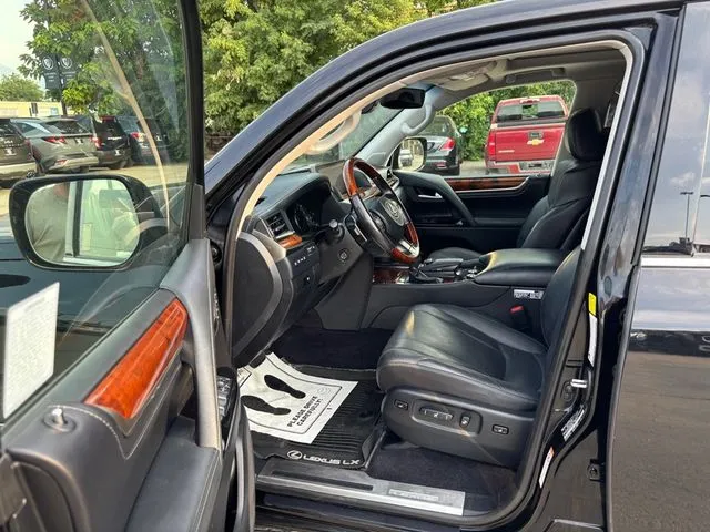 Lexus LX photo 30