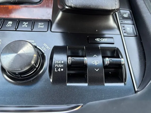 Lexus LX photo 40