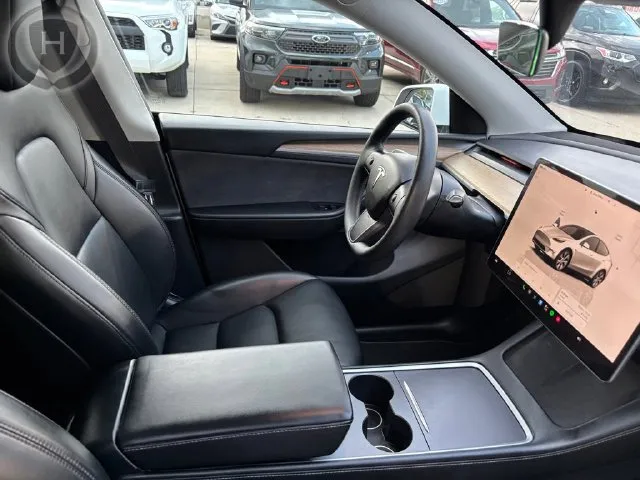 Tesla Model Y photo 13