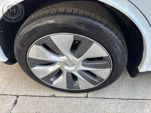 Tesla Model Y photo 43