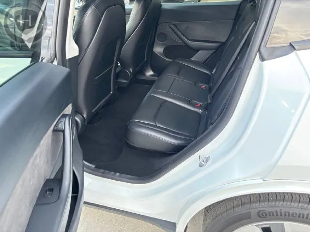 Tesla Model Y photo 20