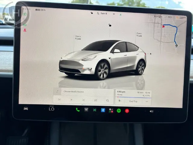 Tesla Model Y photo 24