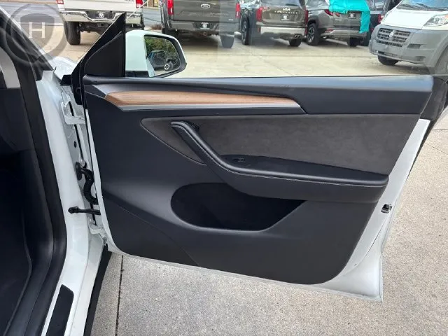 Tesla Model Y photo 15