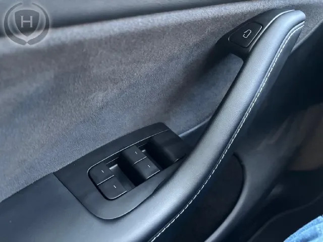 Tesla Model Y photo 27