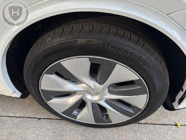 Tesla Model Y photo 44