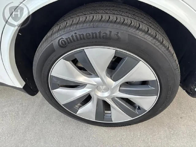 Tesla Model Y photo 42