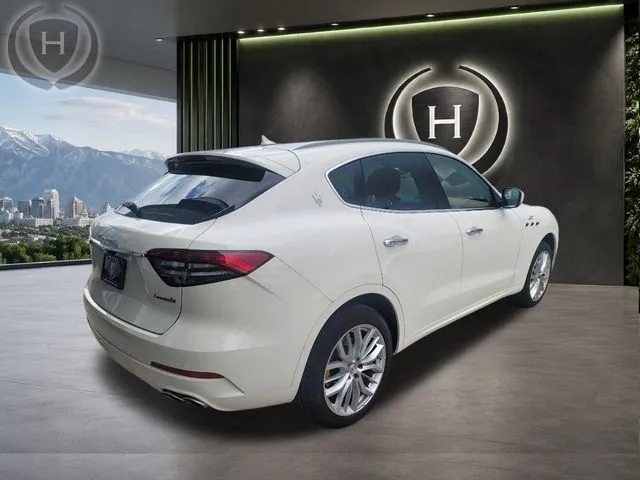 Maserati Levante photo 10