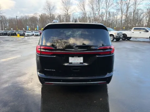 More photos of 2022 Chrysler Pacifica Touring at Shift Innovations Car Co, WA