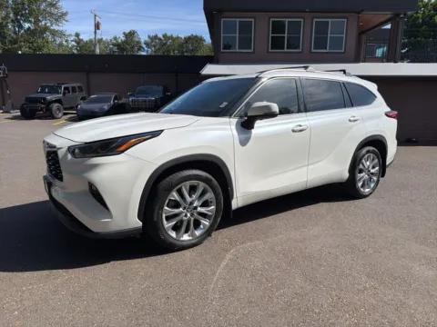 White 2020 Toyota Highlander Limited for sale in Puyallup, WA