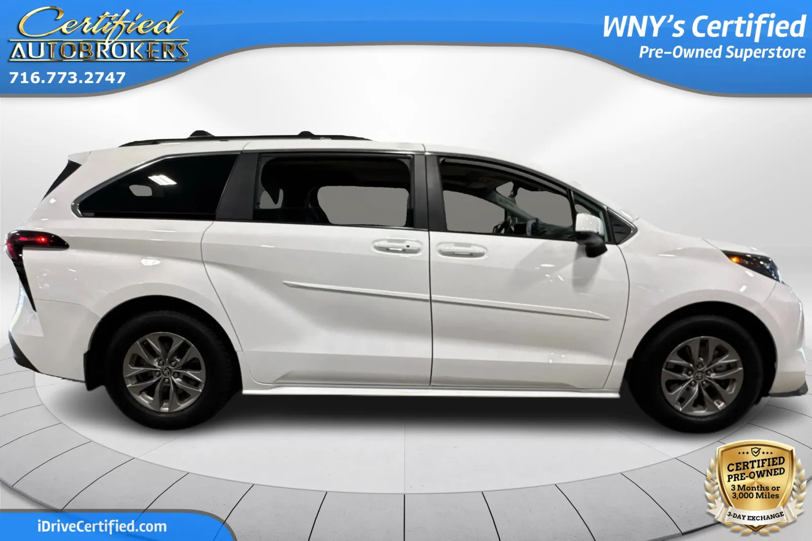 2024 Toyota Sienna LE photo 2