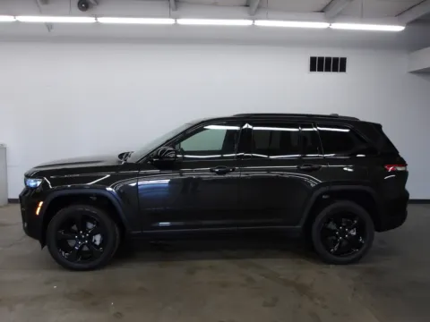 More photos of 2024 Jeep Grand Cherokee Limited at Gene Steffy Chrysler Dodge Jeep RAM, NE