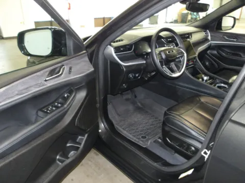 More photos of 2024 Jeep Grand Cherokee Limited at Gene Steffy Chrysler Dodge Jeep RAM, NE