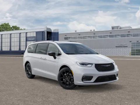 More photos of 2026 Chrysler Pacifica Limited at Gene Steffy Chrysler Dodge Jeep RAM, NE