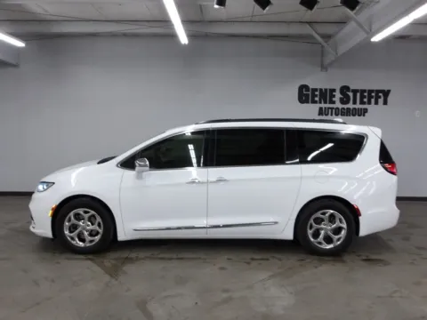 More photos of 2022 Chrysler Pacifica Limited at Gene Steffy Chrysler Dodge Jeep RAM, NE