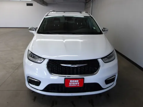 More photos of 2022 Chrysler Pacifica Limited at Gene Steffy Chrysler Dodge Jeep RAM, NE