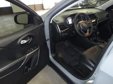 More photos of 2022 Jeep Cherokee Limited at Gene Steffy Chrysler Dodge Jeep RAM, NE