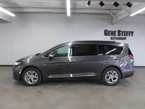 More photos of 2022 Chrysler Pacifica Limited at Gene Steffy Chrysler Dodge Jeep RAM, NE