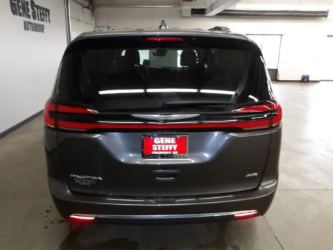 More photos of 2022 Chrysler Pacifica Touring L at Gene Steffy Chrysler Dodge Jeep RAM, NE