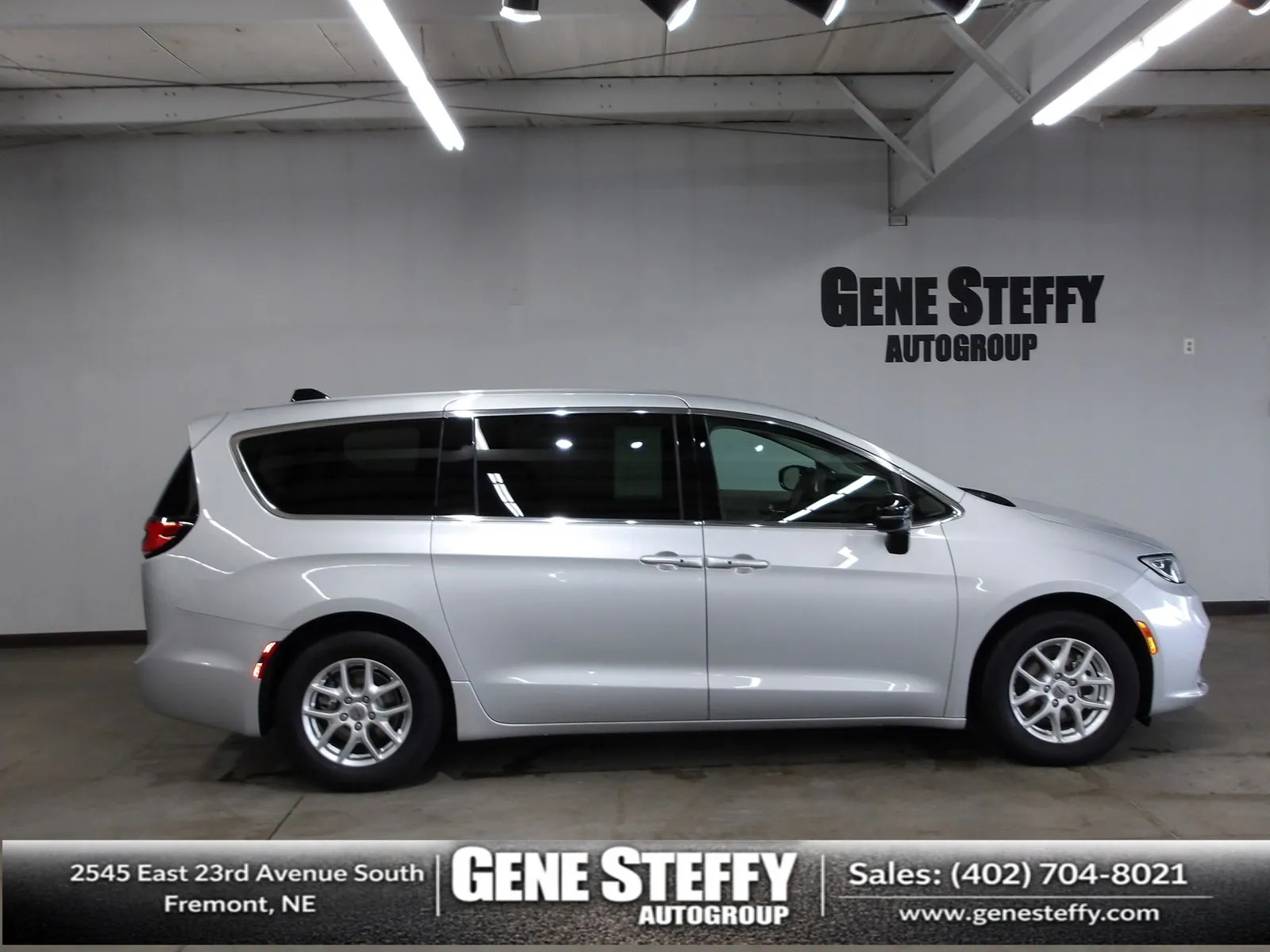 2024 Chrysler Pacifica Touring L's photo