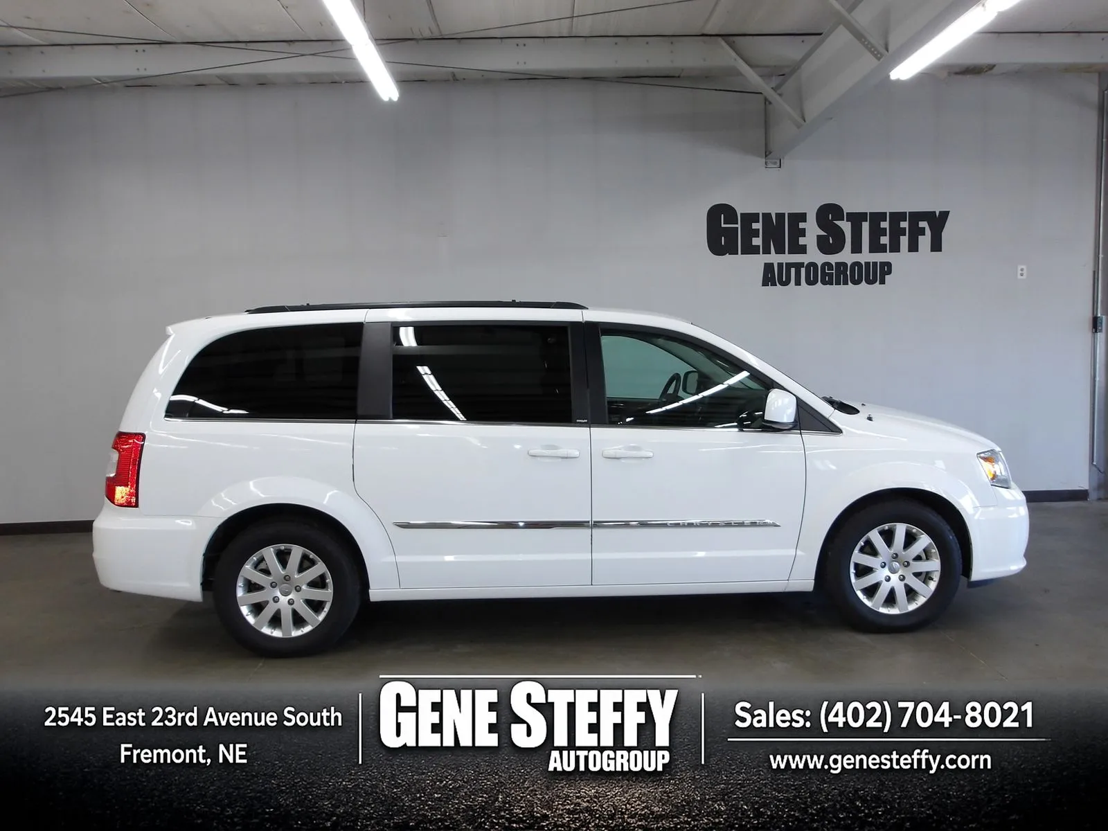 2014 Chrysler Town & Country Touring's photo