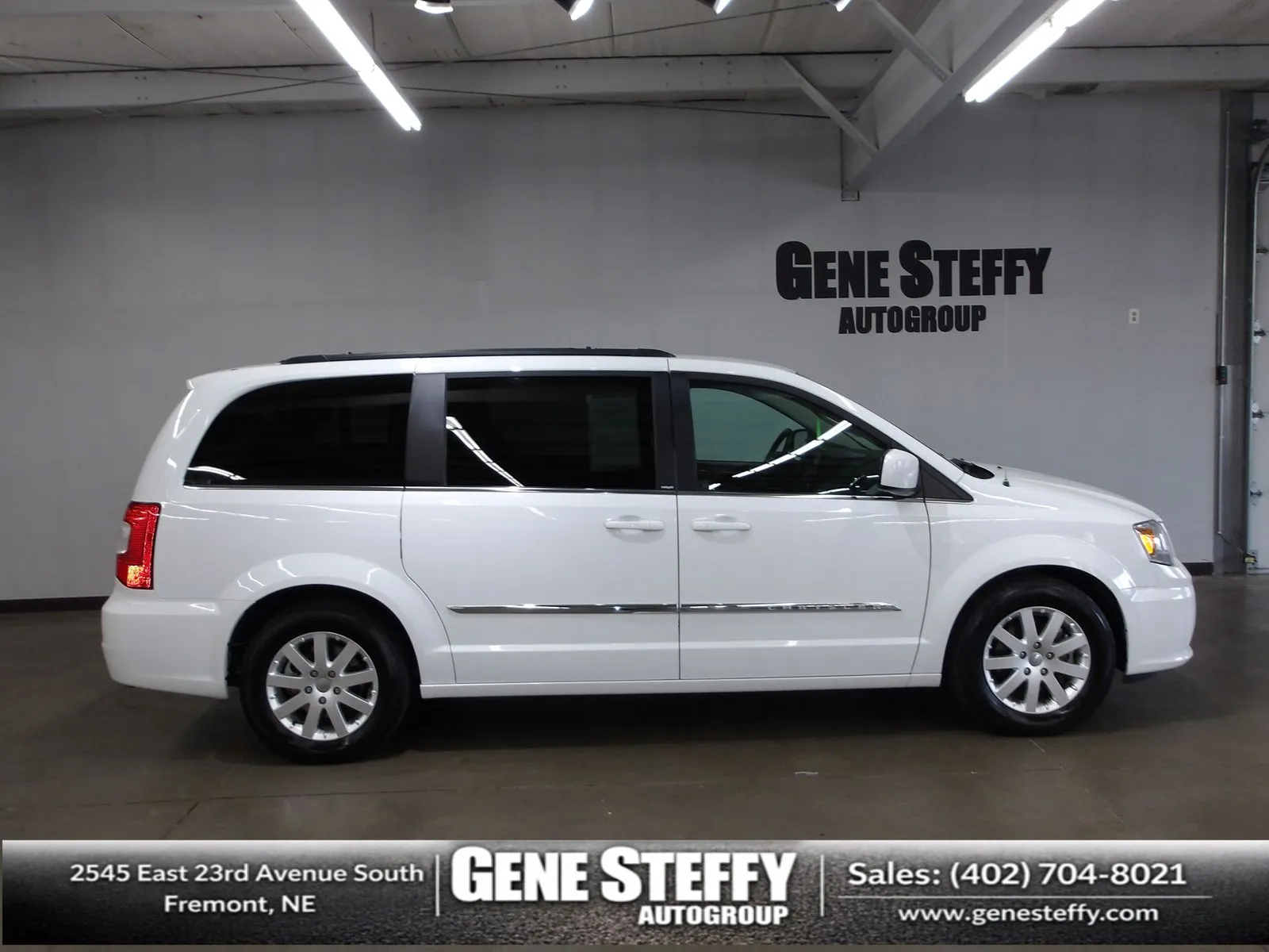 2014 Chrysler Town & Country Touring's photo
