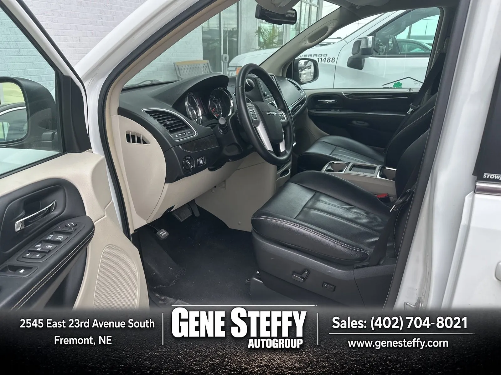 White 2014 Chrysler Town & Country Touring for sale in Fremont, NE