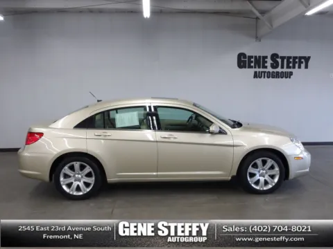 White 2010 Chrysler Sebring Limited for sale in Fremont, NE