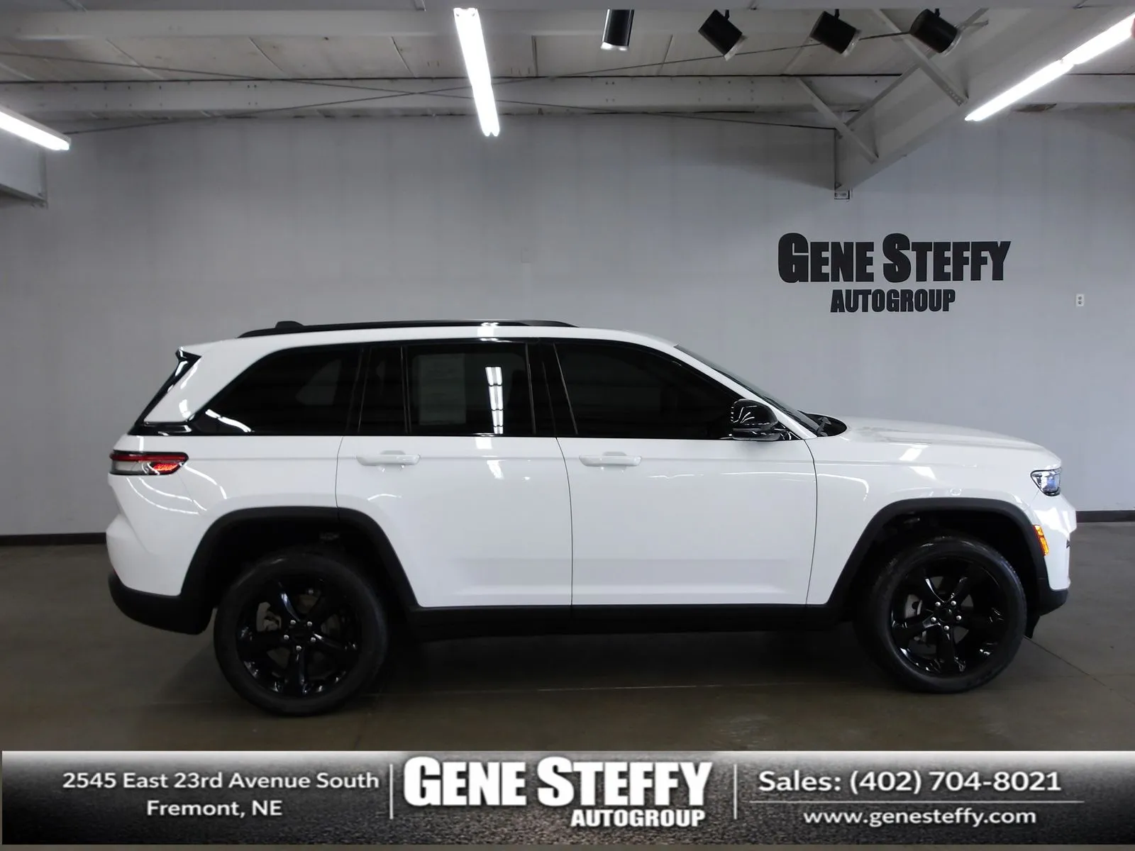 White 2023 Jeep Grand Cherokee Altitude X for sale in Fremont, NE