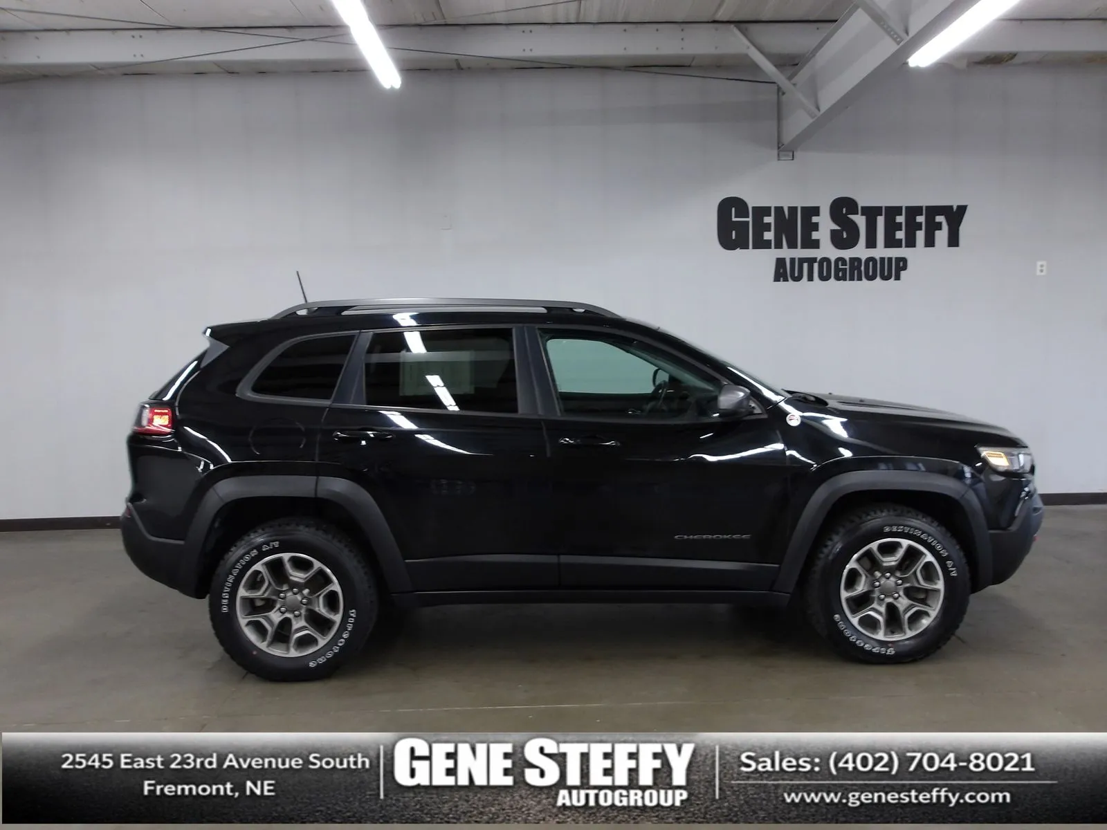 Black 2020 Jeep Cherokee Trailhawk for sale in Fremont, NE