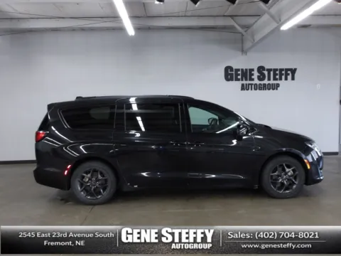 Black 2018 Chrysler Pacifica Touring L Plus for sale in Fremont, NE
