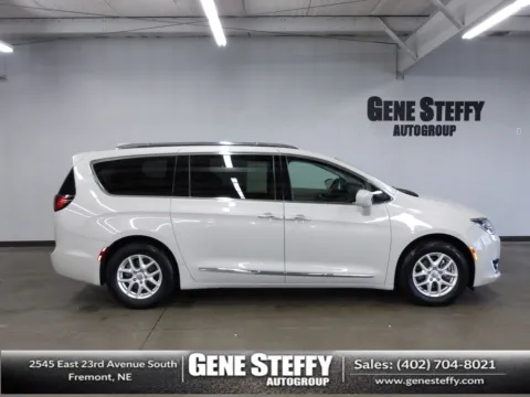 White 2020 Chrysler Pacifica Touring L for sale in Fremont, NE