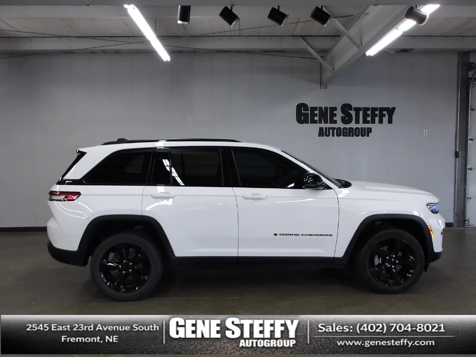 White 2023 Jeep Grand Cherokee Altitude X for sale in Fremont, NE