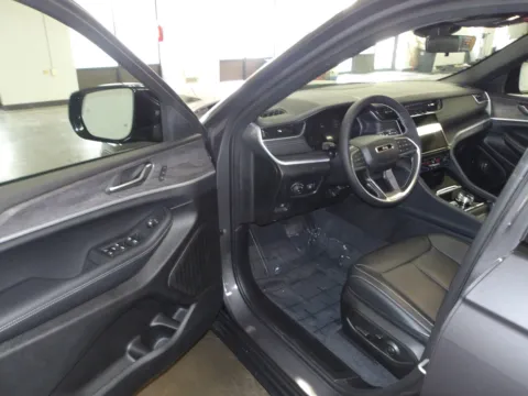 More photos of 2025 Jeep Grand Cherokee Limited at Gene Steffy Chrysler Dodge Jeep RAM, NE