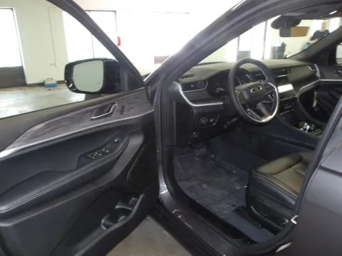 More photos of 2025 Jeep Grand Cherokee Limited at Gene Steffy Chrysler Dodge Jeep RAM, NE