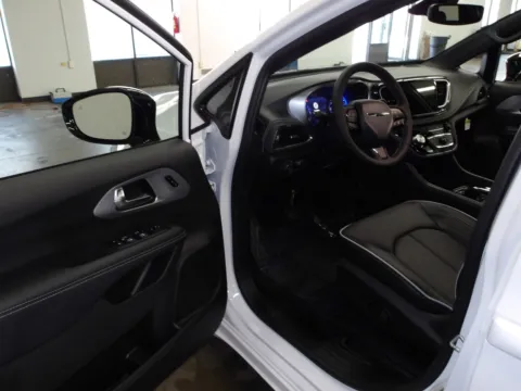 More photos of 2026 Chrysler Pacifica Limited at Gene Steffy Chrysler Dodge Jeep RAM, NE